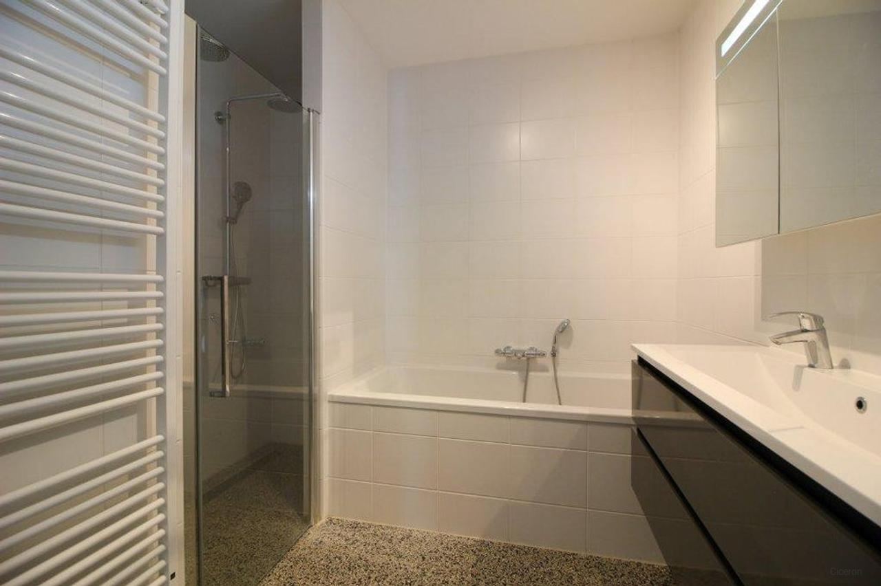 Licht 3-kamerappartement met balkon en parking - Afbeelding 16
