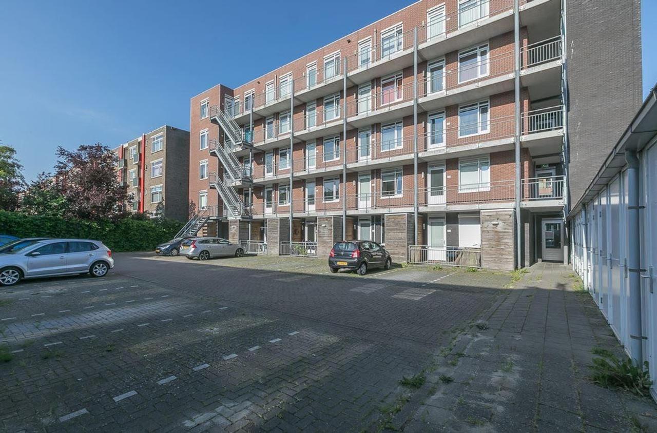 1-bedroom apartment with balcony and parking - Image 1