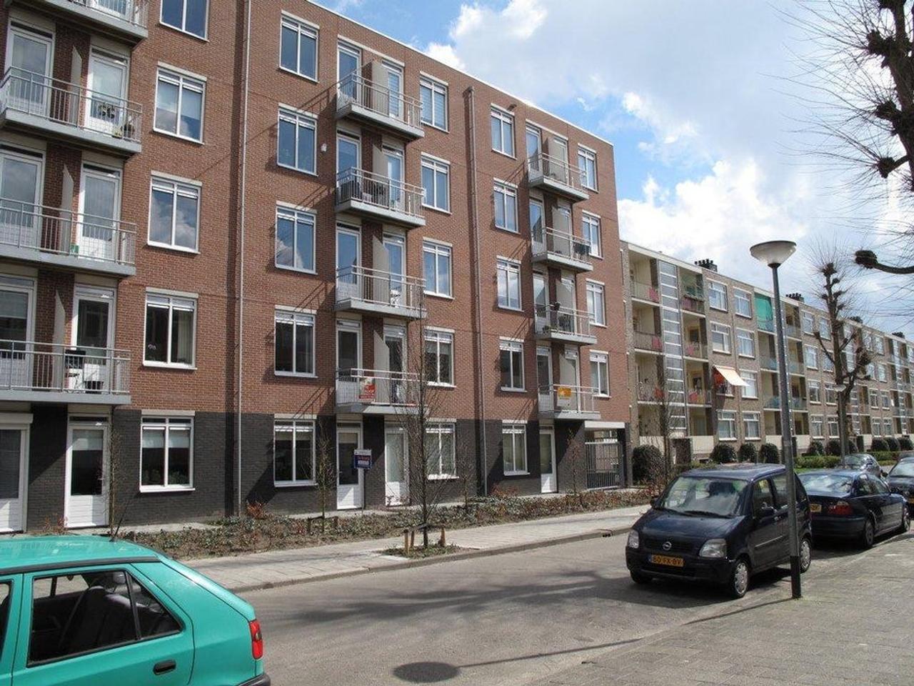 1-bedroom apartment with balcony and parking - Image 2