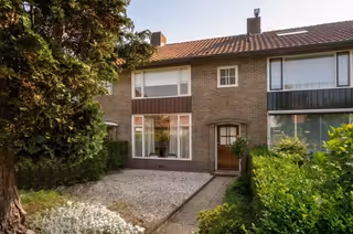 Gezinshuis met garage en diepe tuin in Naarden