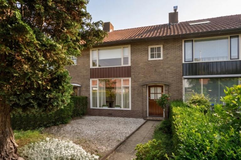 Gezinshuis met garage en diepe tuin in Naarden - Afbeelding 1