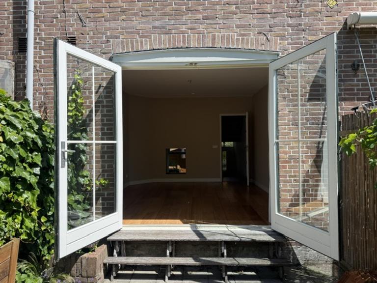 Renovated Terraced House with 3 Bedrooms - Image 8