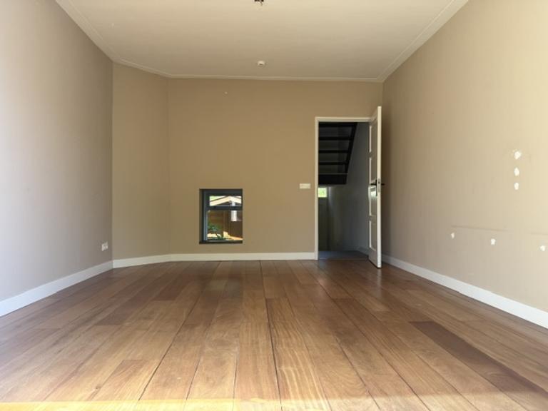 Renovated Terraced House with 3 Bedrooms - Image 9