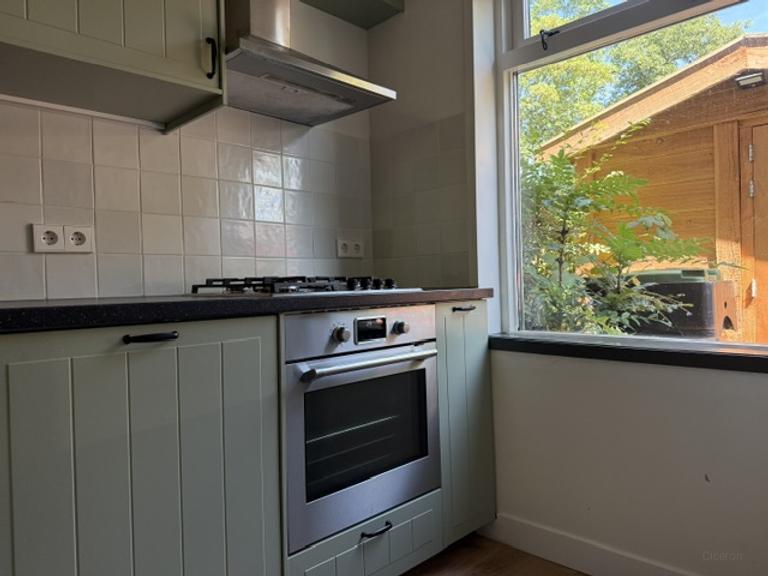 Renovated Terraced House with 3 Bedrooms - Image 11