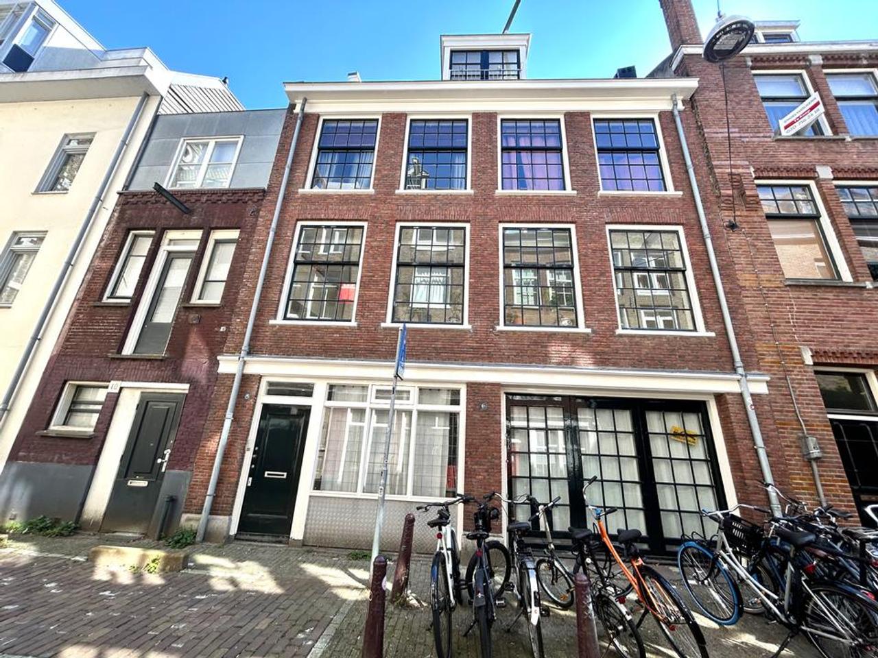 Three-Bedroom Apartment with Balcony in City Centre - Image 1