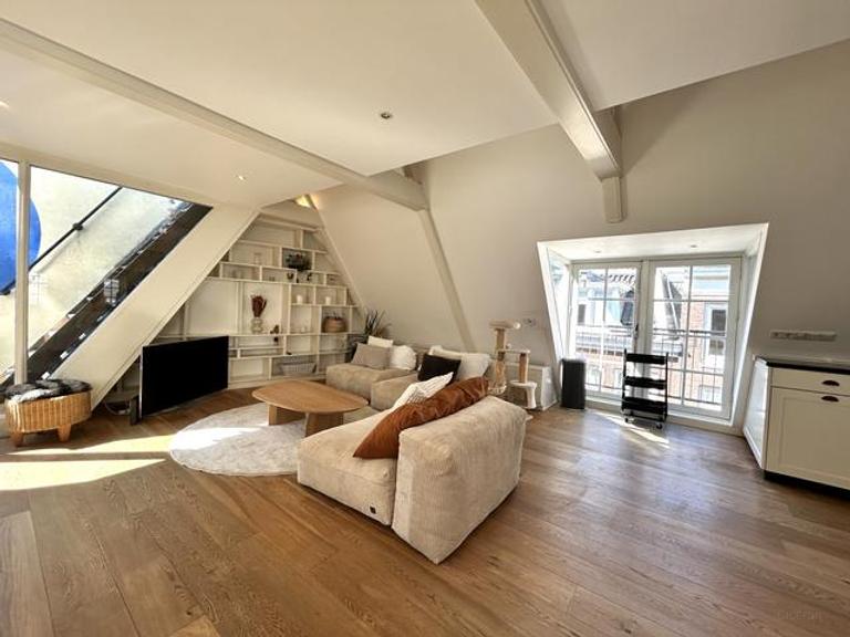 Three-Bedroom Apartment with Balcony in City Centre - Image 2