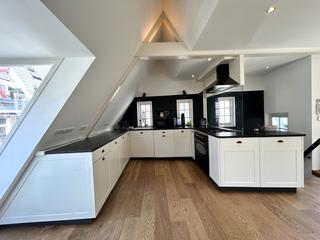 Three-Bedroom Apartment with Balcony in City Centre - Image 9