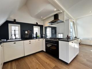 Three-Bedroom Apartment with Balcony in City Centre - Image 10
