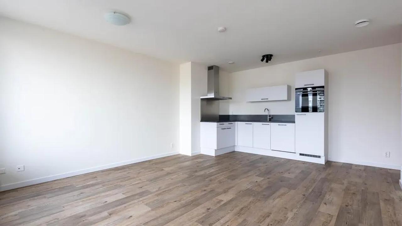 13th Floor Apartment with Balcony in Cooltower - Image 7