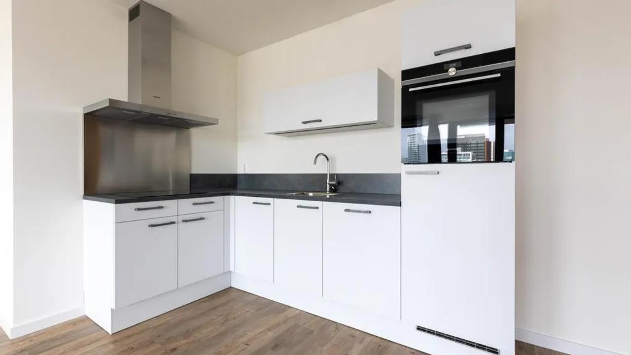 13th Floor Apartment with Balcony in Cooltower - Image 8