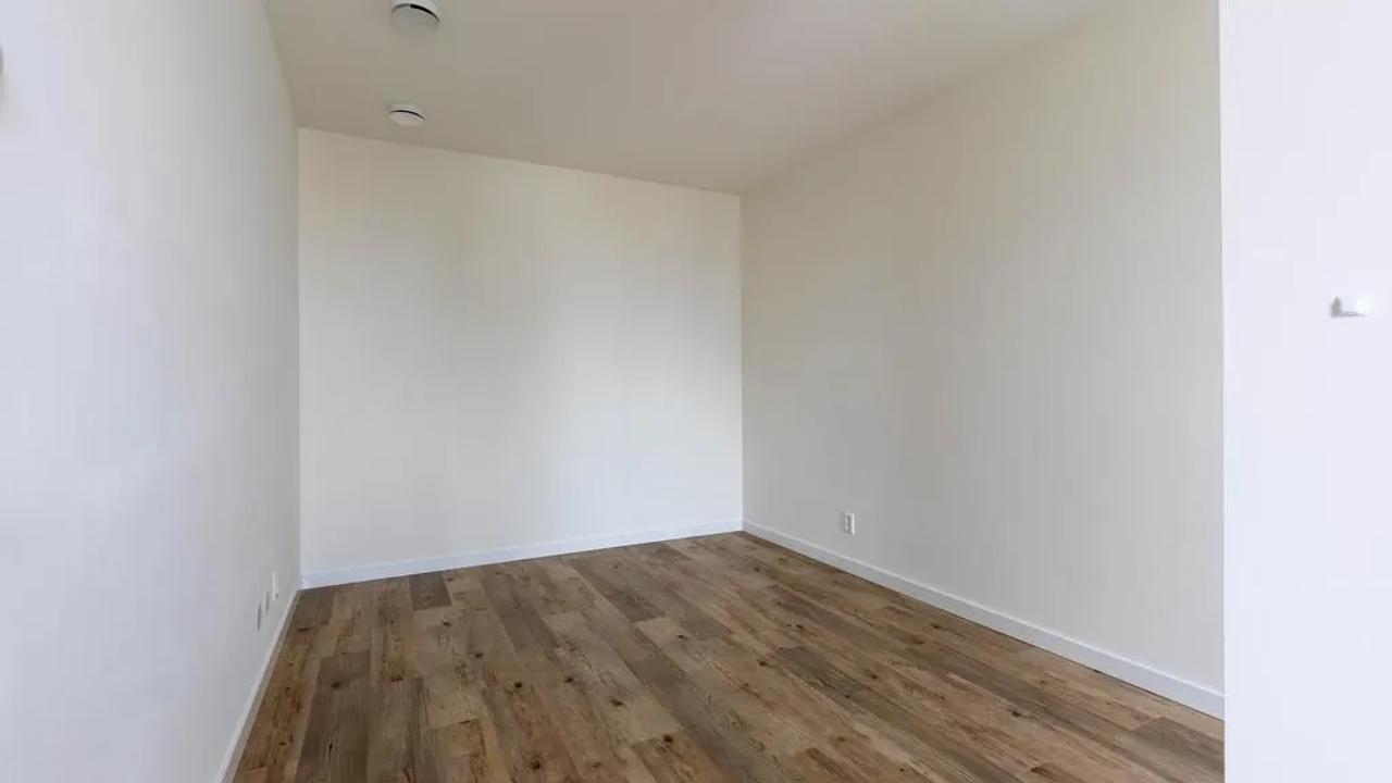 13th Floor Apartment with Balcony in Cooltower - Image 12