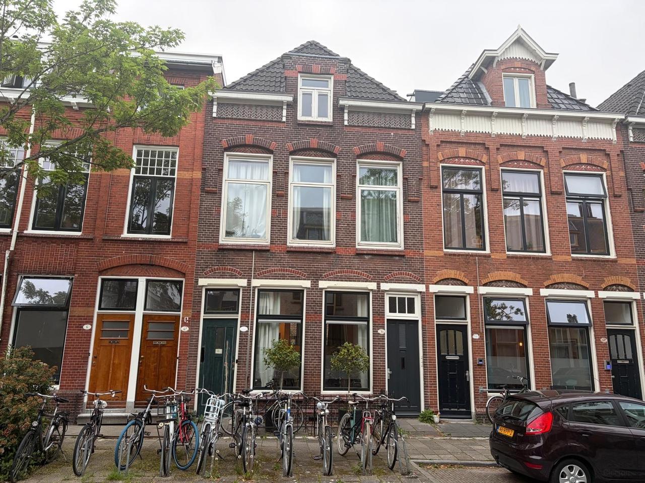 Studio with separate bedroom in Herewegbuurt - Image 1