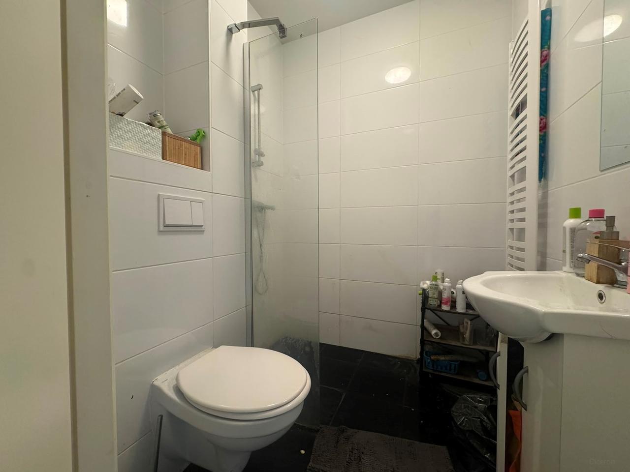 Studio with separate bedroom in Herewegbuurt - Image 9
