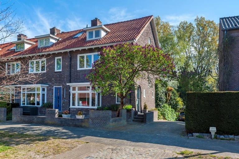 Gezinshuis met diepe tuin in Hintham Zuid - Afbeelding 1
