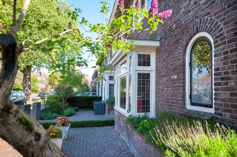 Gezinshuis met diepe tuin in Hintham Zuid - Afbeelding 2
