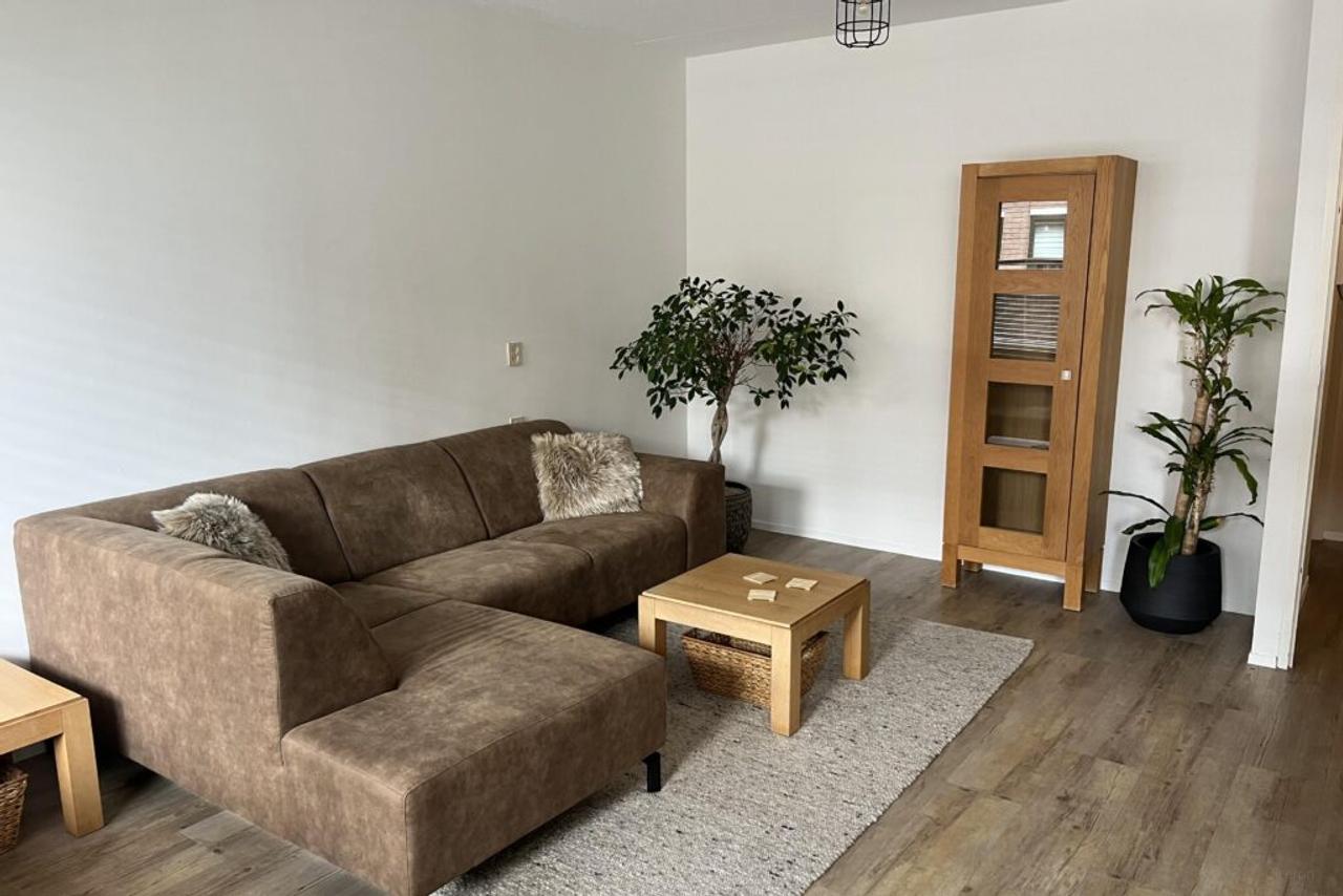Gemeubileerd 3-kamerappartement met parkeerplek - Afbeelding 1