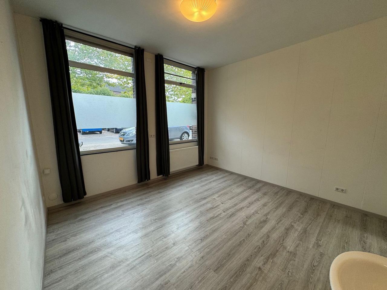 Room with private kitchen in Limmel - Image 2