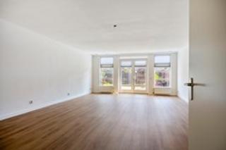 Semi-Detached House with Garage and Garden - Image 3