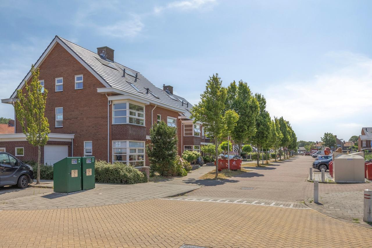 Semi-Detached House with Garage and Garden - Image 8