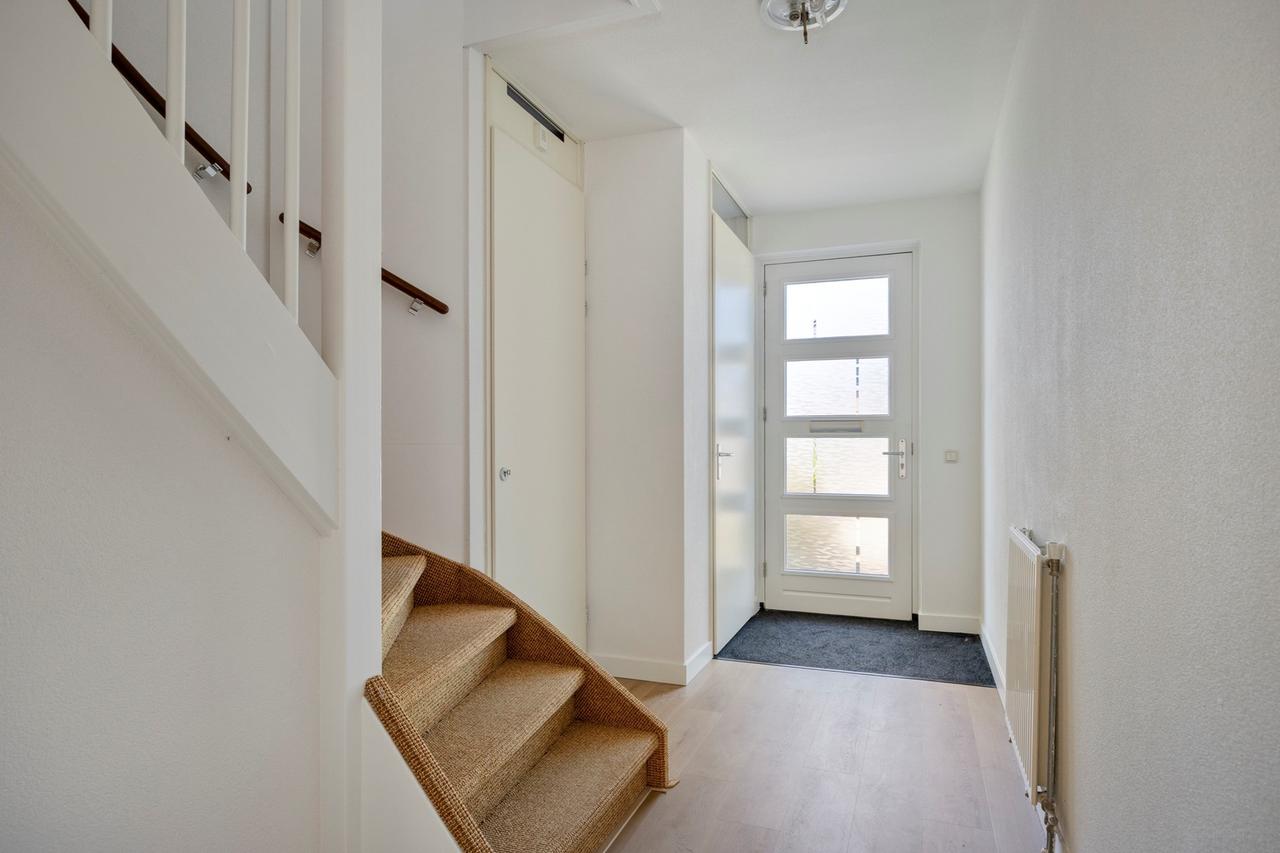 Semi-Detached House with Garage and Garden - Image 9