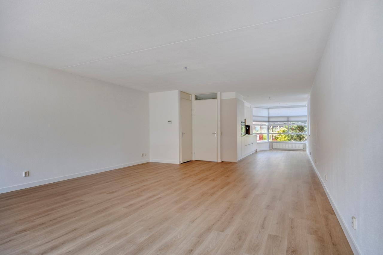 Semi-Detached House with Garage and Garden - Image 12