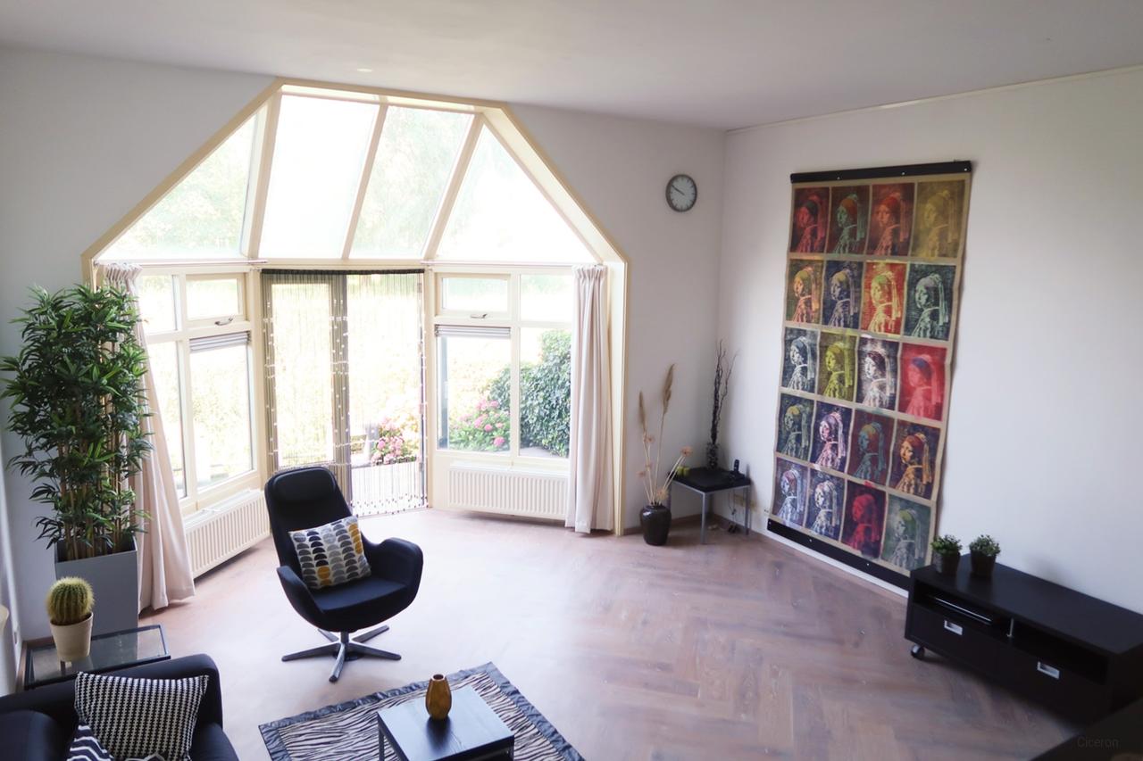 160 m² Waterfront Drive-in Home - Image 1