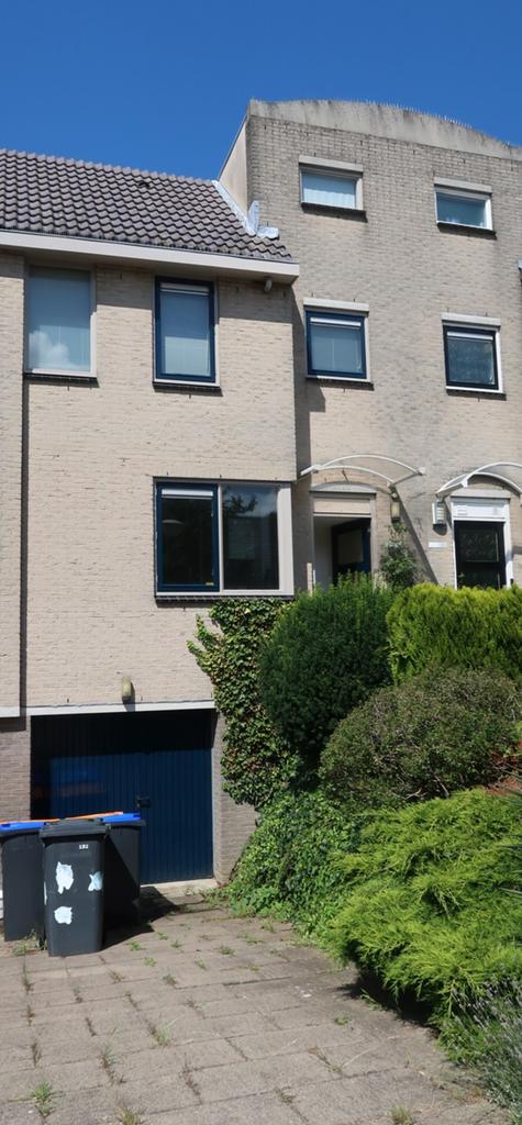 160 m² Waterfront Drive-in Home - Image 3