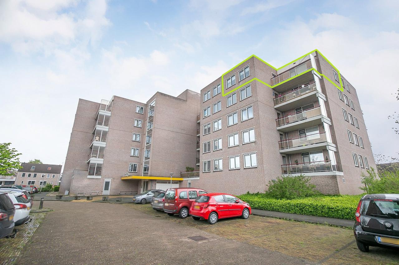Apartment with Balcony on the 5th Floor - Image 5