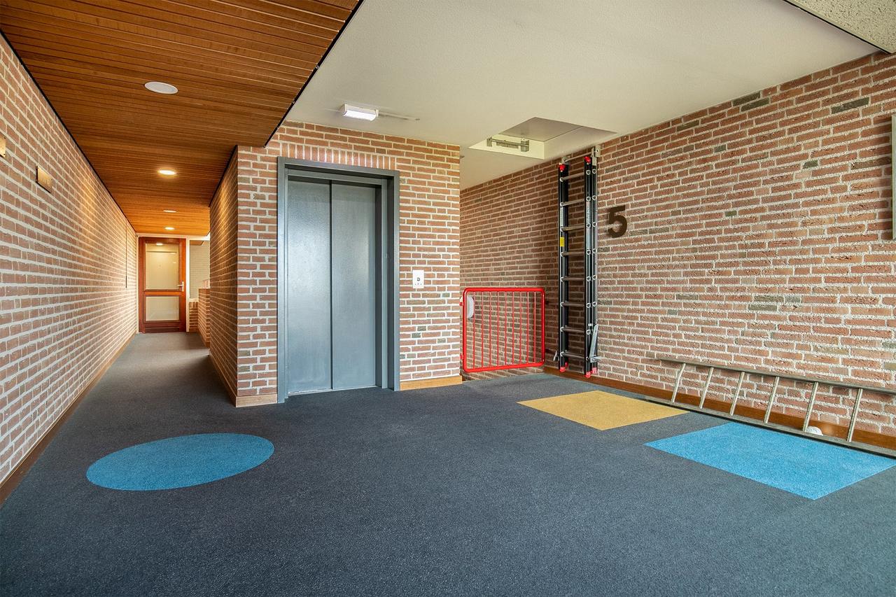 Apartment with Balcony on the 5th Floor - Image 11