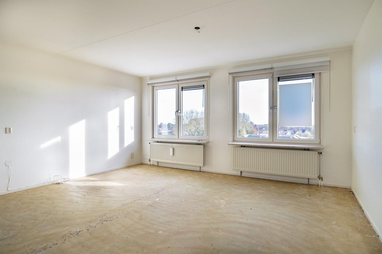 Apartment with Balcony on the 5th Floor - Image 17