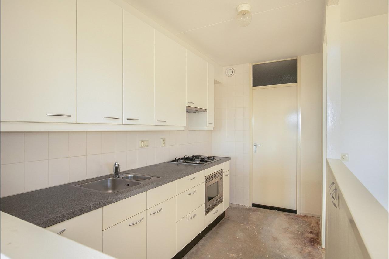 Apartment with Balcony on the 5th Floor - Image 20