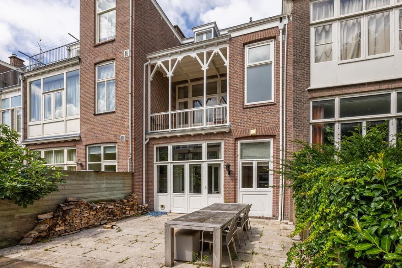210 m² townhouse with sunny garden - Image 1