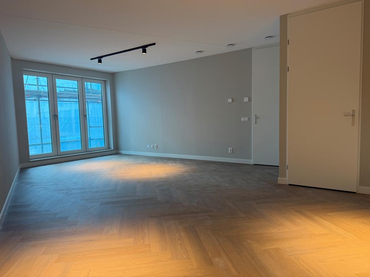 3-Room Apartment with Balcony in Hyde Park - Image 1