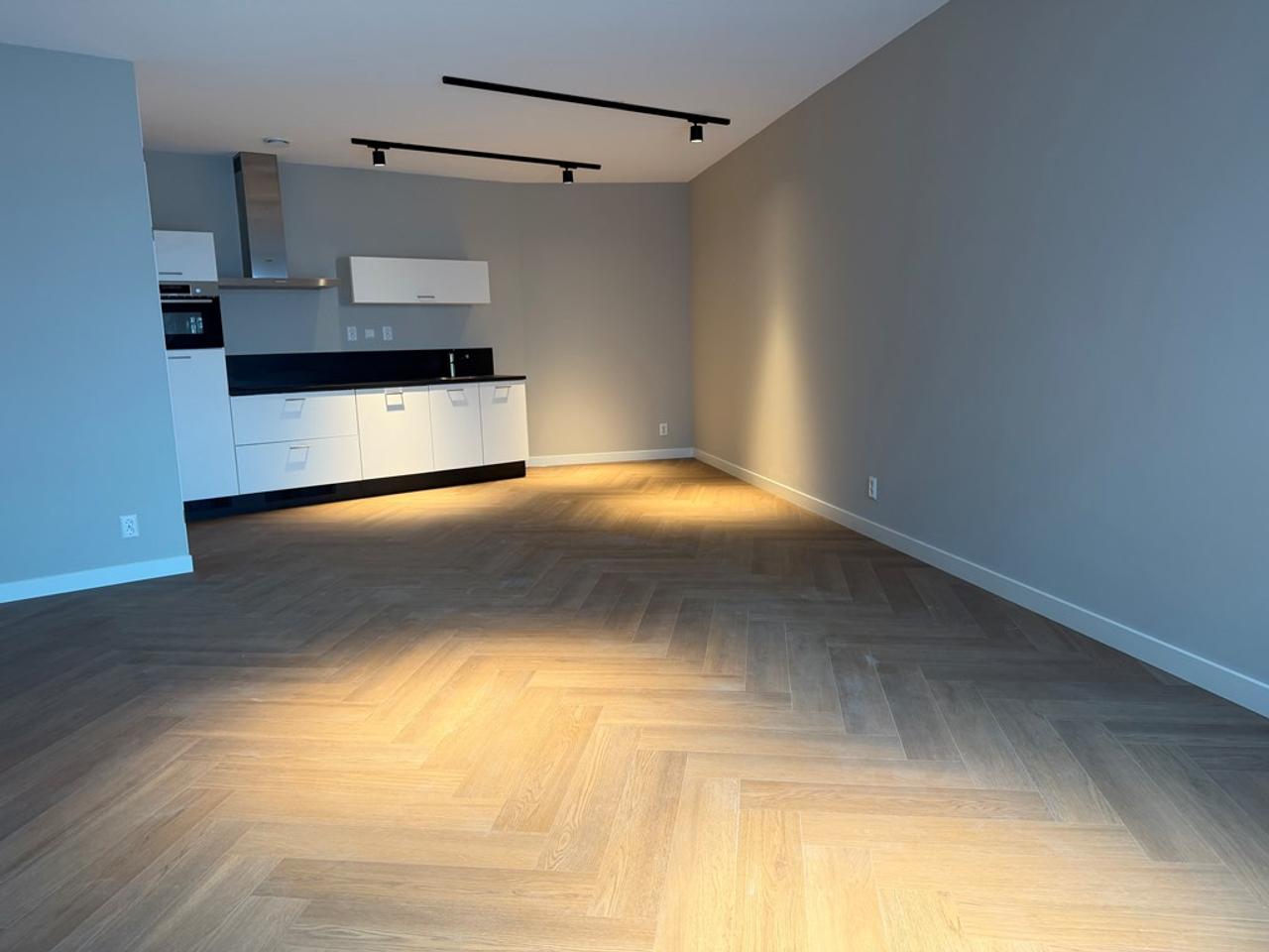 3-Room Apartment with Balcony in Hyde Park - Image 2