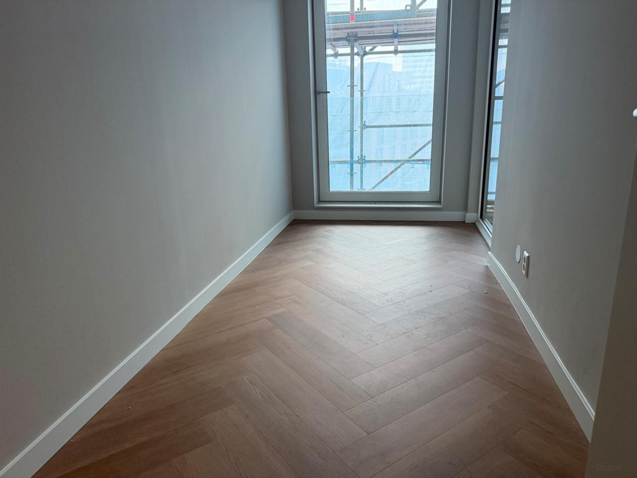 3-Room Apartment with Balcony in Hyde Park - Image 5