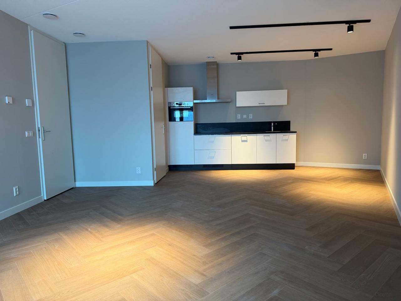 3-Room Apartment with Balcony in Hyde Park - Image 6