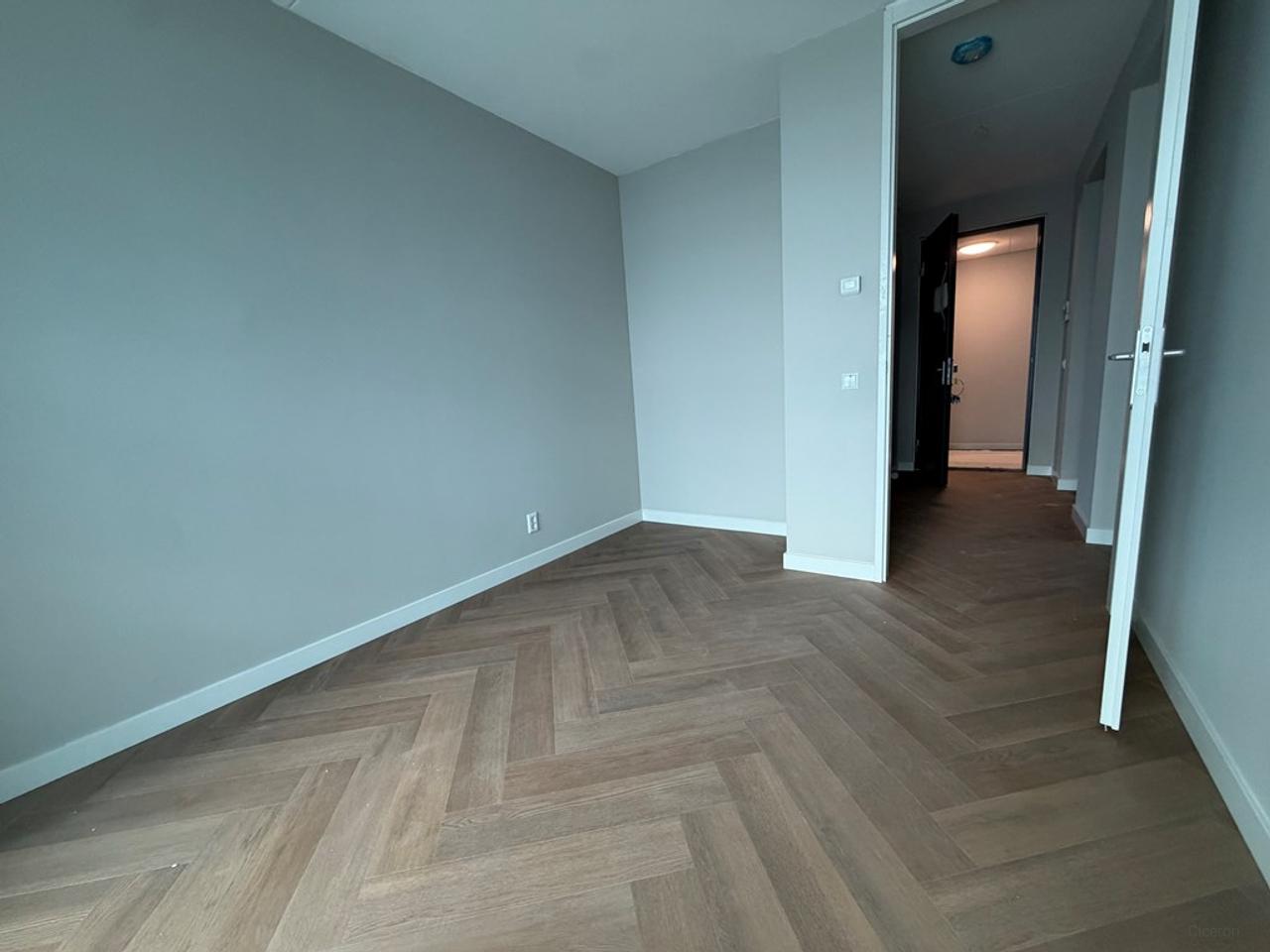 3-Room Apartment with Balcony in Hyde Park - Image 7