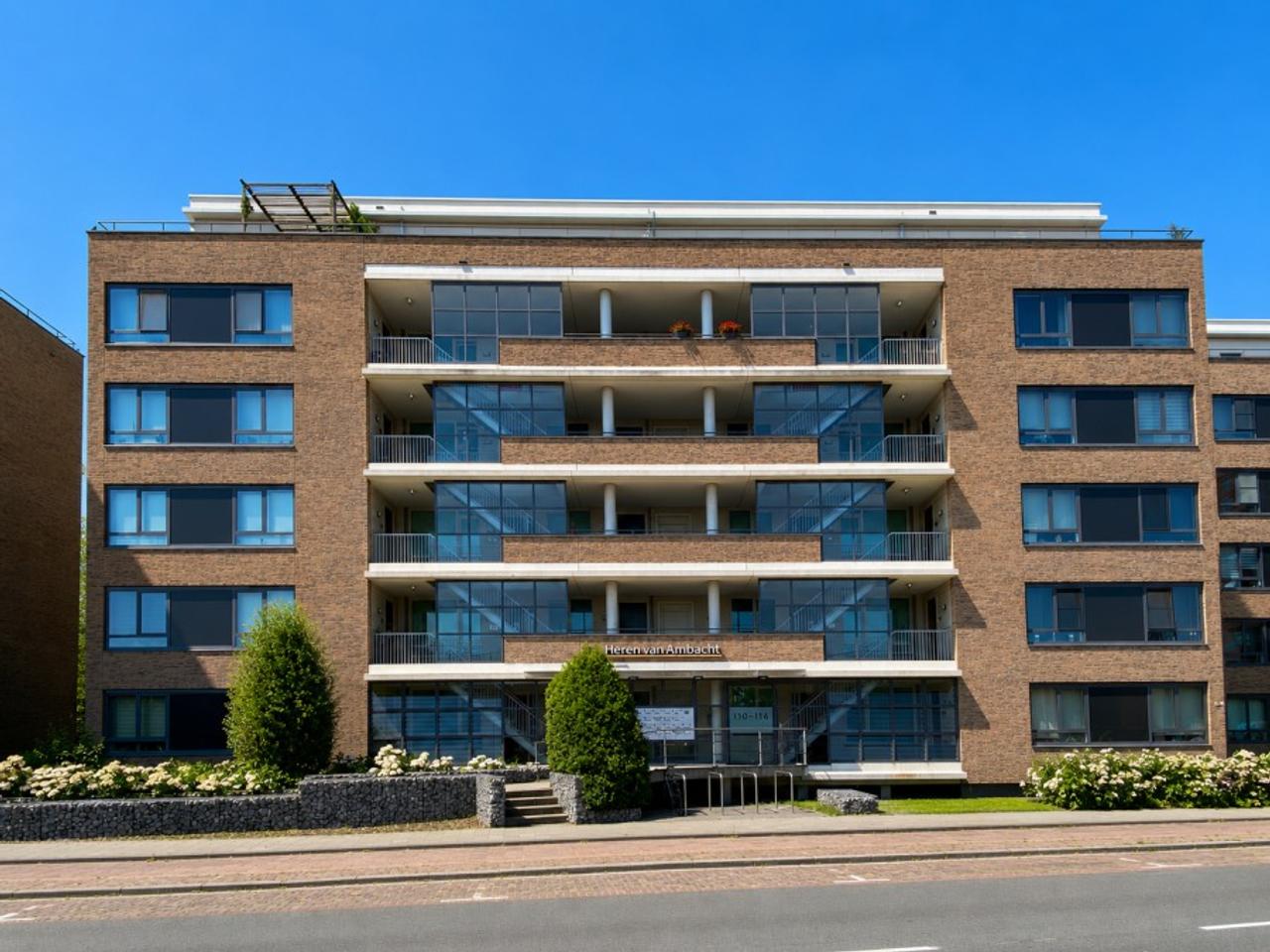 99 m² with terrace and private parking - Image 1