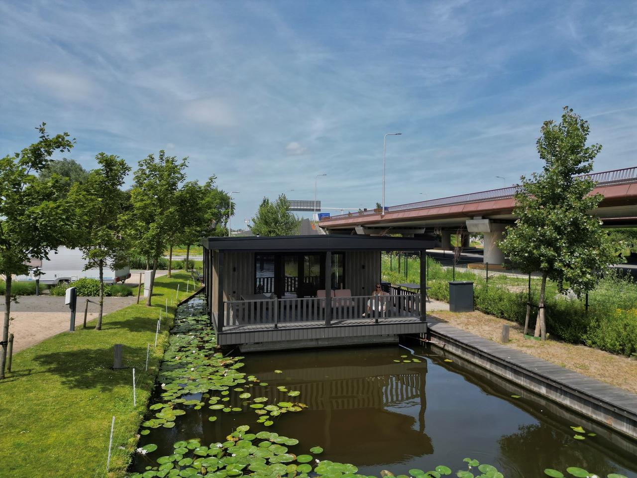 Woonark met priveligplaats en tuin - Afbeelding 9