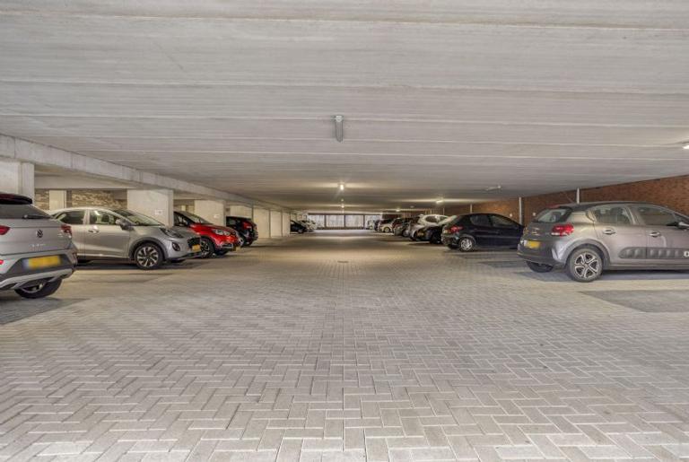 3-kamerappartement met loggia en parkeerplek - Afbeelding 13