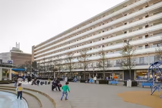 Drie slaapkamers en balkon op Delflandplein