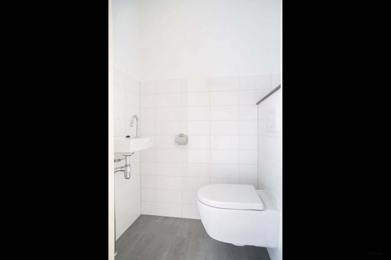 2-Bedroom Apartment with Balcony on Reitdiep - Image 5