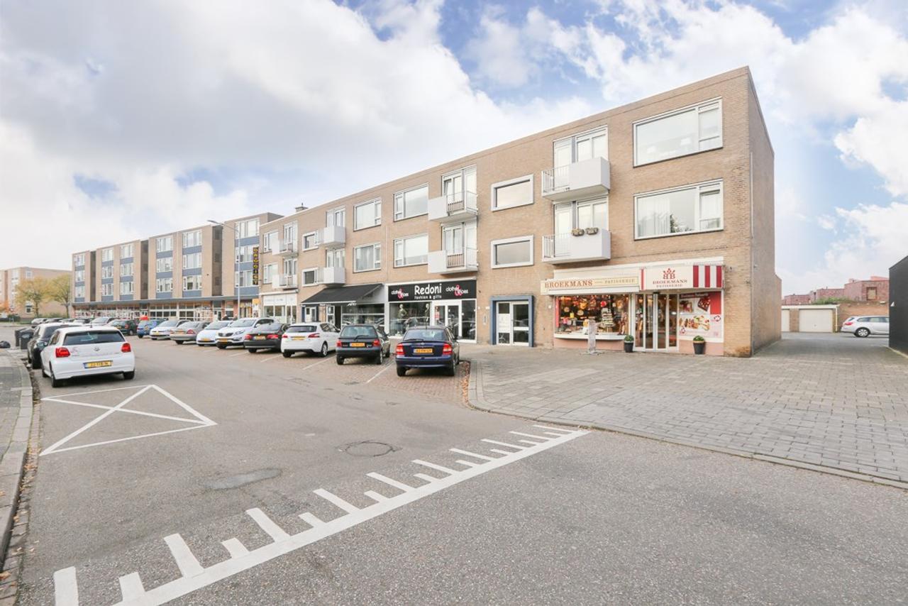 85 m2 corner apartment with 2 balconies in Venlo-Oost - Image 1