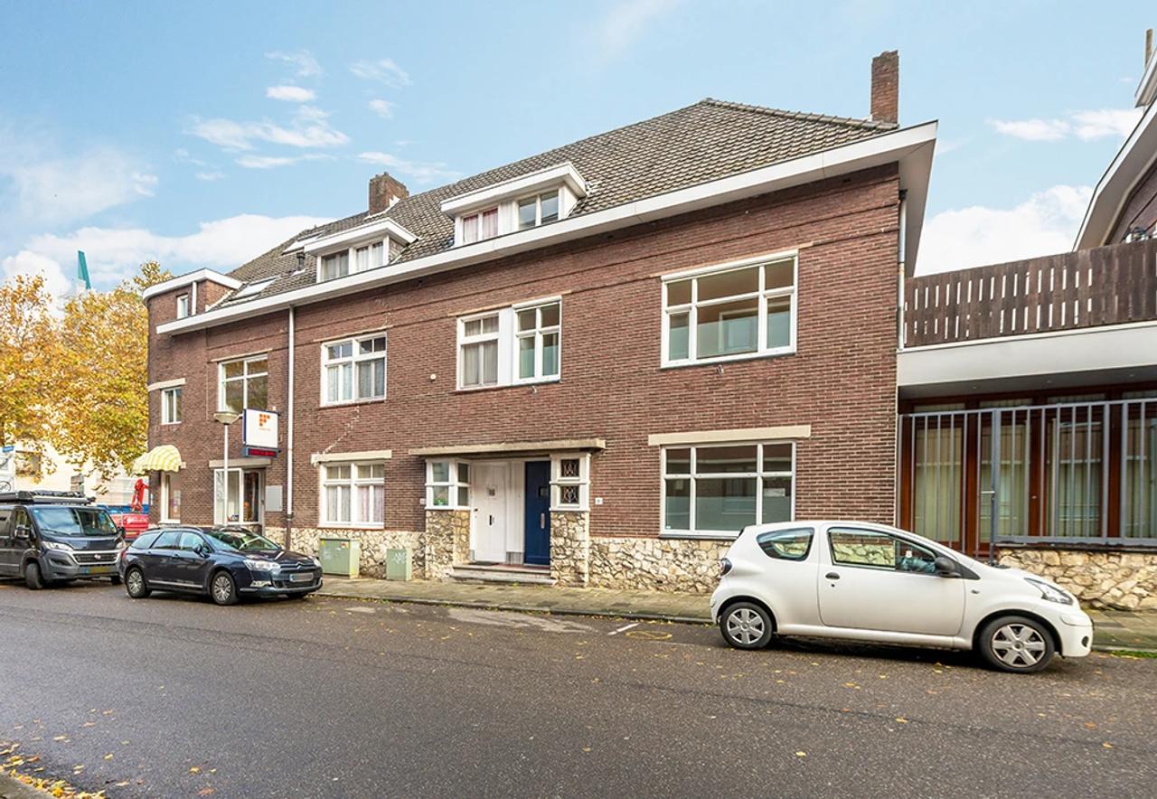 6-Bedroom Townhouse with City Garden - Image 1