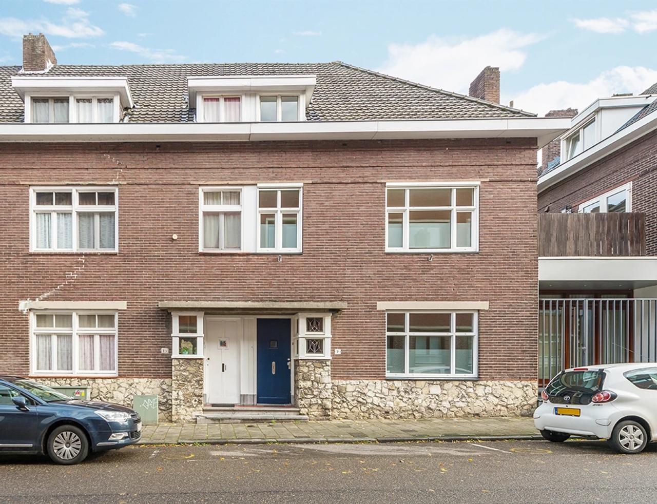 6-Bedroom Townhouse with City Garden - Image 2