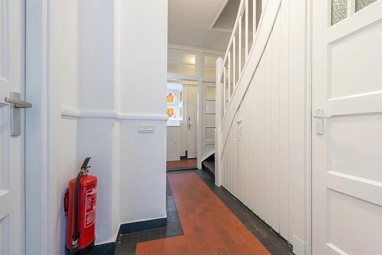 6-Bedroom Townhouse with City Garden - Image 3