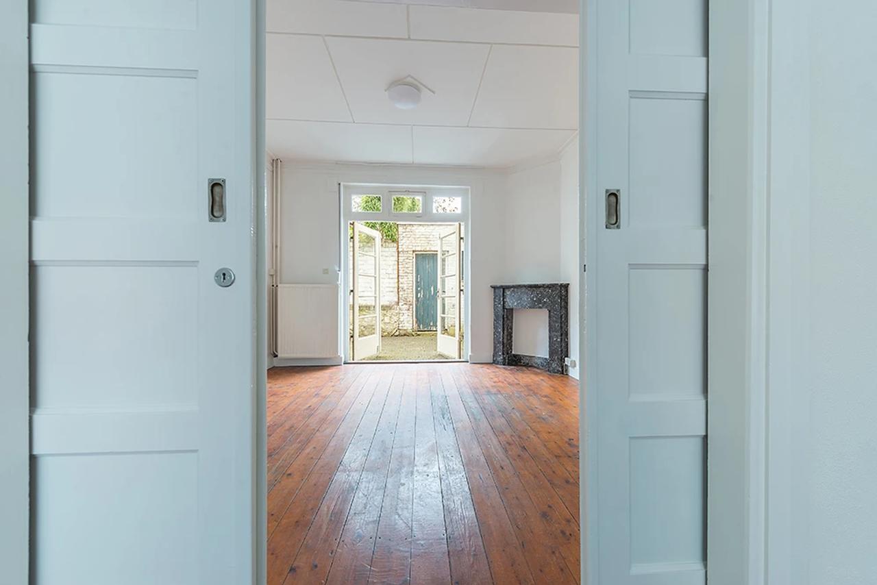 6-Bedroom Townhouse with City Garden - Image 4