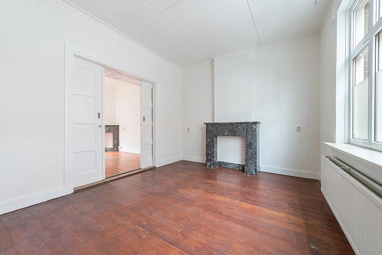 6-Bedroom Townhouse with City Garden - Image 5