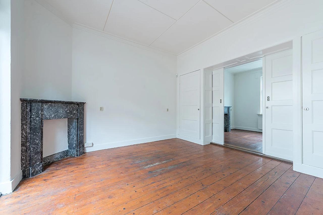 6-Bedroom Townhouse with City Garden - Image 6