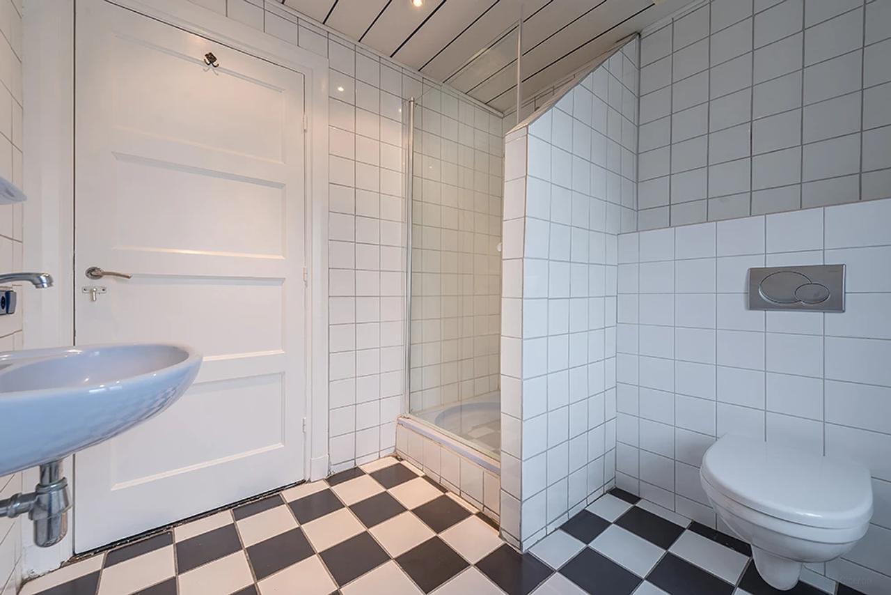 6-Bedroom Townhouse with City Garden - Image 7